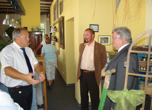 Reinhard Bütikofer (rechts) in der Blaubeerscheune in Eggesin, im Gespräch mit Bürgermeister Dietmar Jesse (links) und Ralf-Peter Hässelbarth (Mitte)