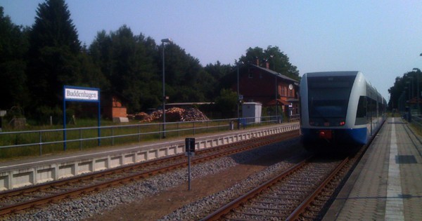 Zug der Usedomer Bäder Bahn (UBB) bei der Ausfahrt aus dem Bahnhof Buddenhagen